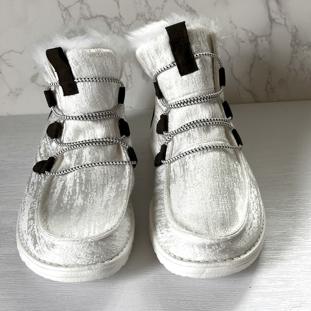New hey dude women’s white fur lined boots size 10 no box